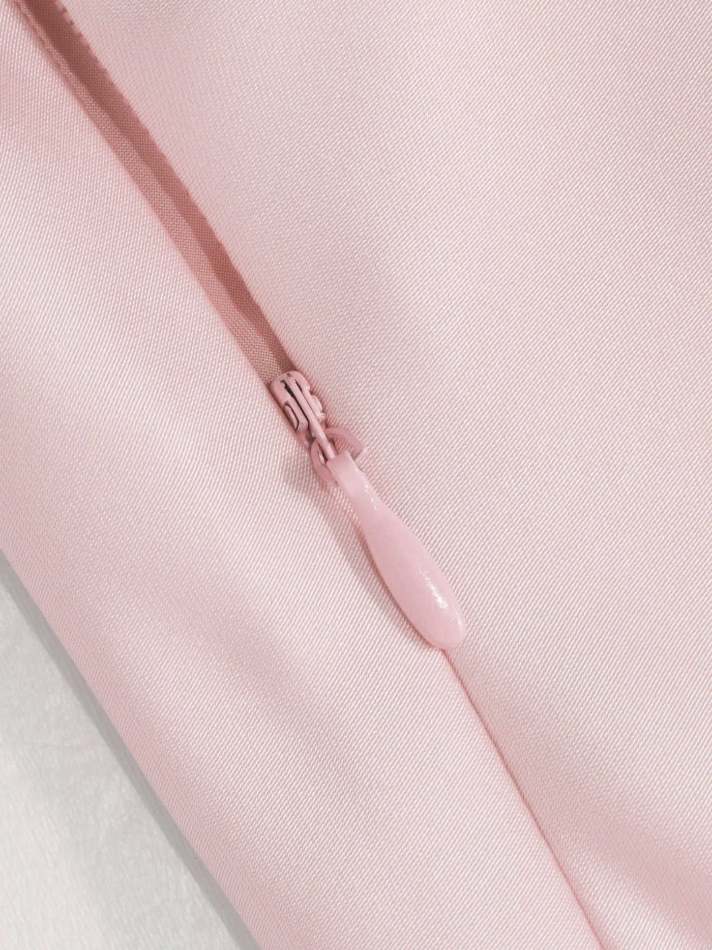Abito Maxi in Raso con Collo Alto e Maniche a Mantella - Rosa