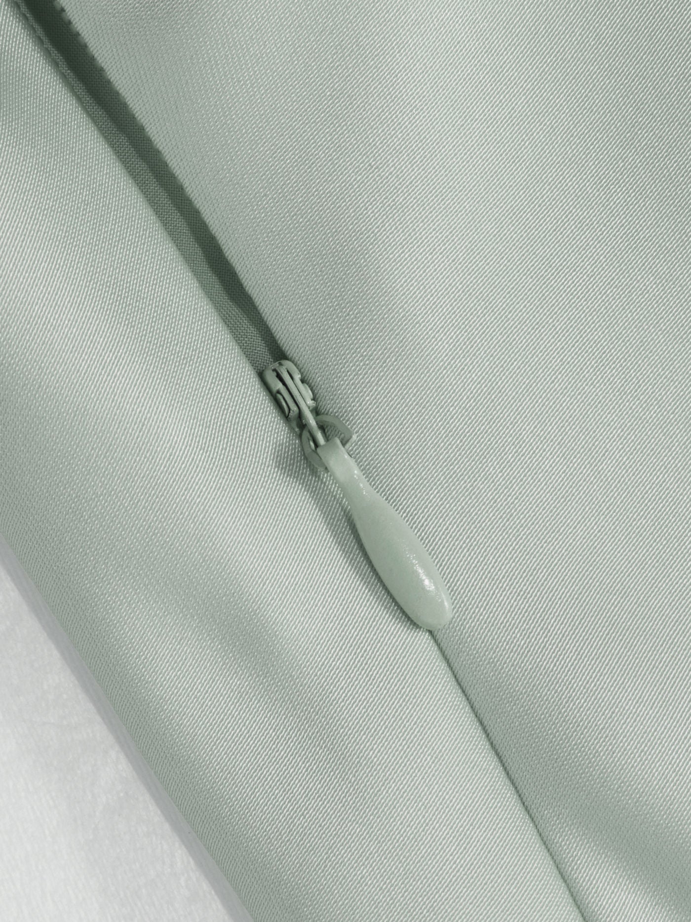Abito Maxi in Raso con Collo Alto e Maniche a Mantella - Verde