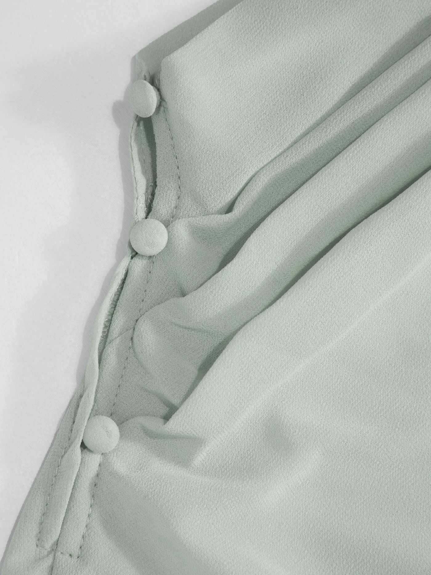 Abito Maxi in Raso con Collo Alto e Maniche a Mantella - Verde