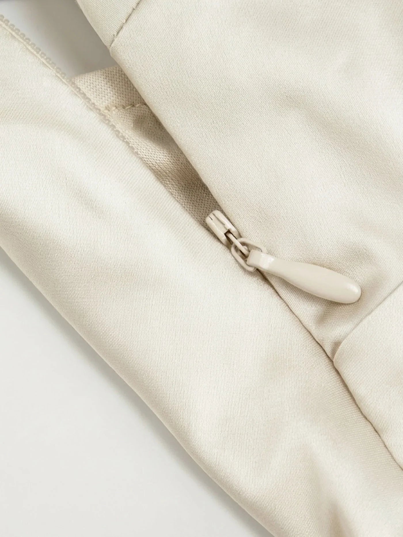 Vestido Maxi A-line con nudo y cuello halter de satén - Crema