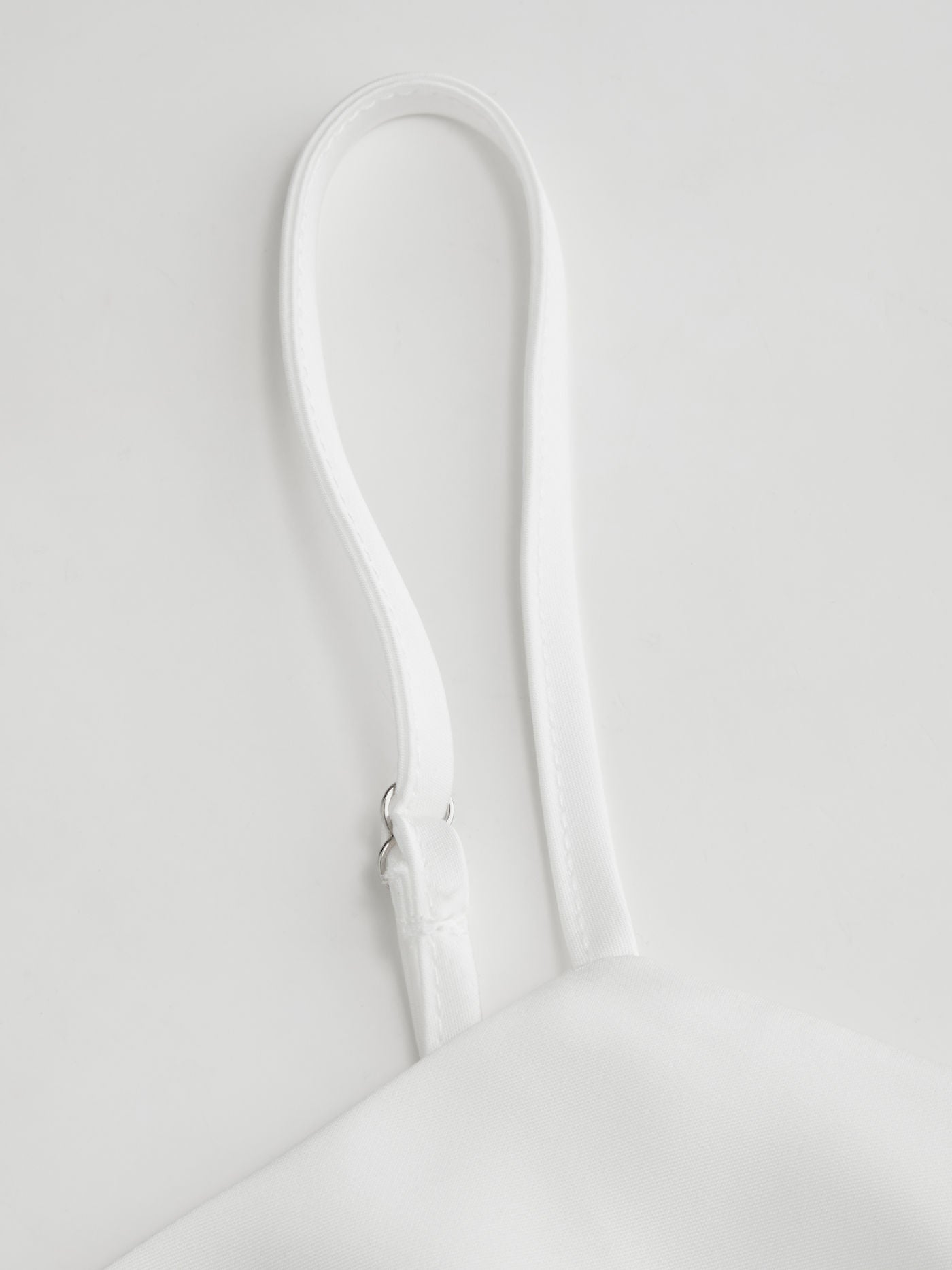 Abito Maxi in Raso con Collo Alto e Maniche a Mantella - Bianco
