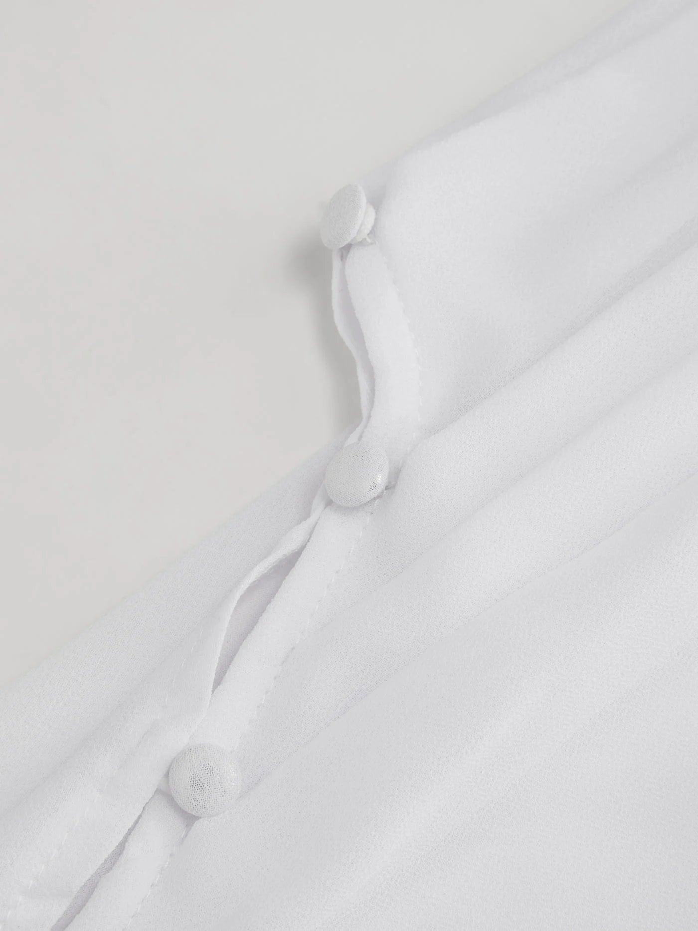 Abito Maxi in Raso con Collo Alto e Maniche a Mantella - Bianco