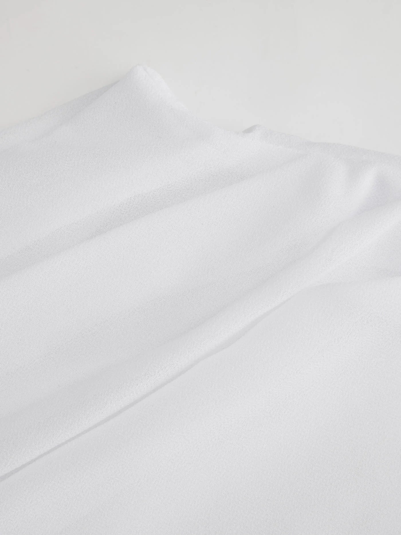 Abito Maxi in Raso con Collo Alto e Maniche a Mantella - Bianco