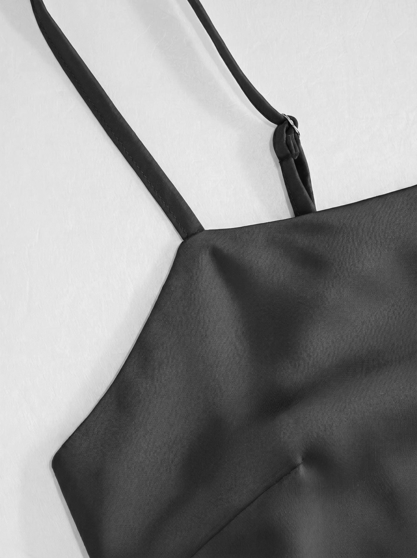 Abito Maxi in Raso con Collo Alto e Maniche a Mantella - Nero