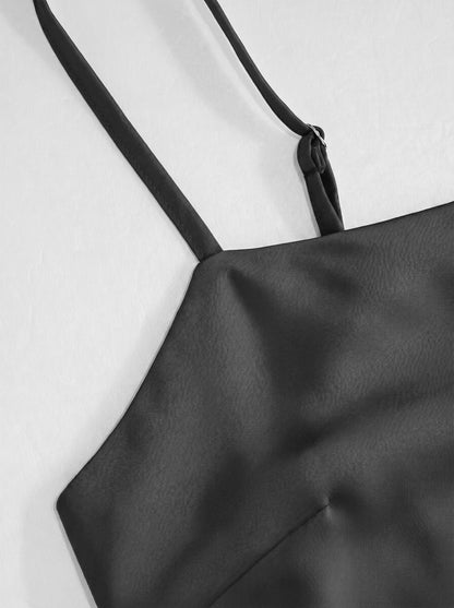 Abito Maxi in Raso con Collo Alto e Maniche a Mantella - Nero