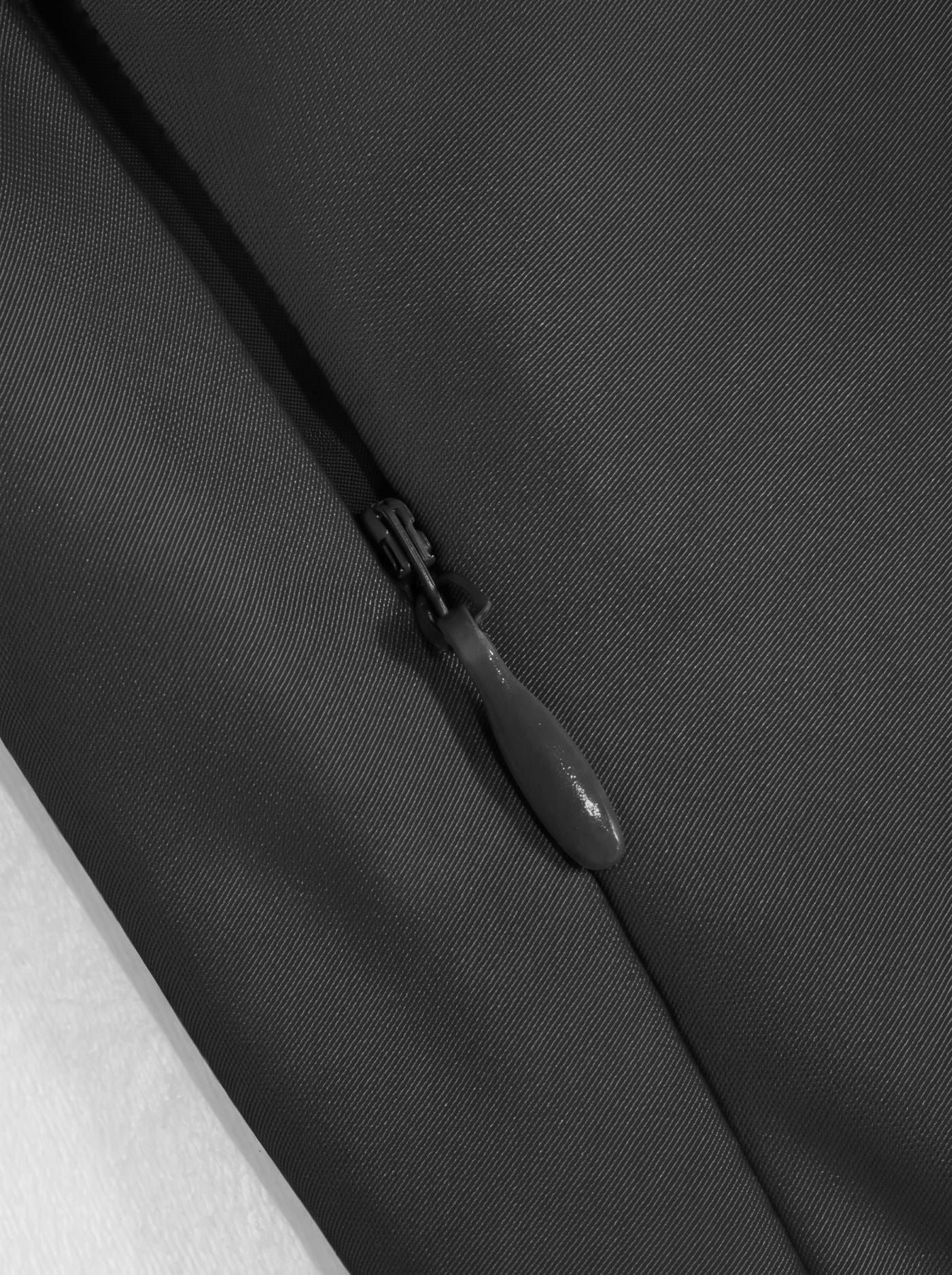 Abito Maxi in Raso con Collo Alto e Maniche a Mantella - Nero