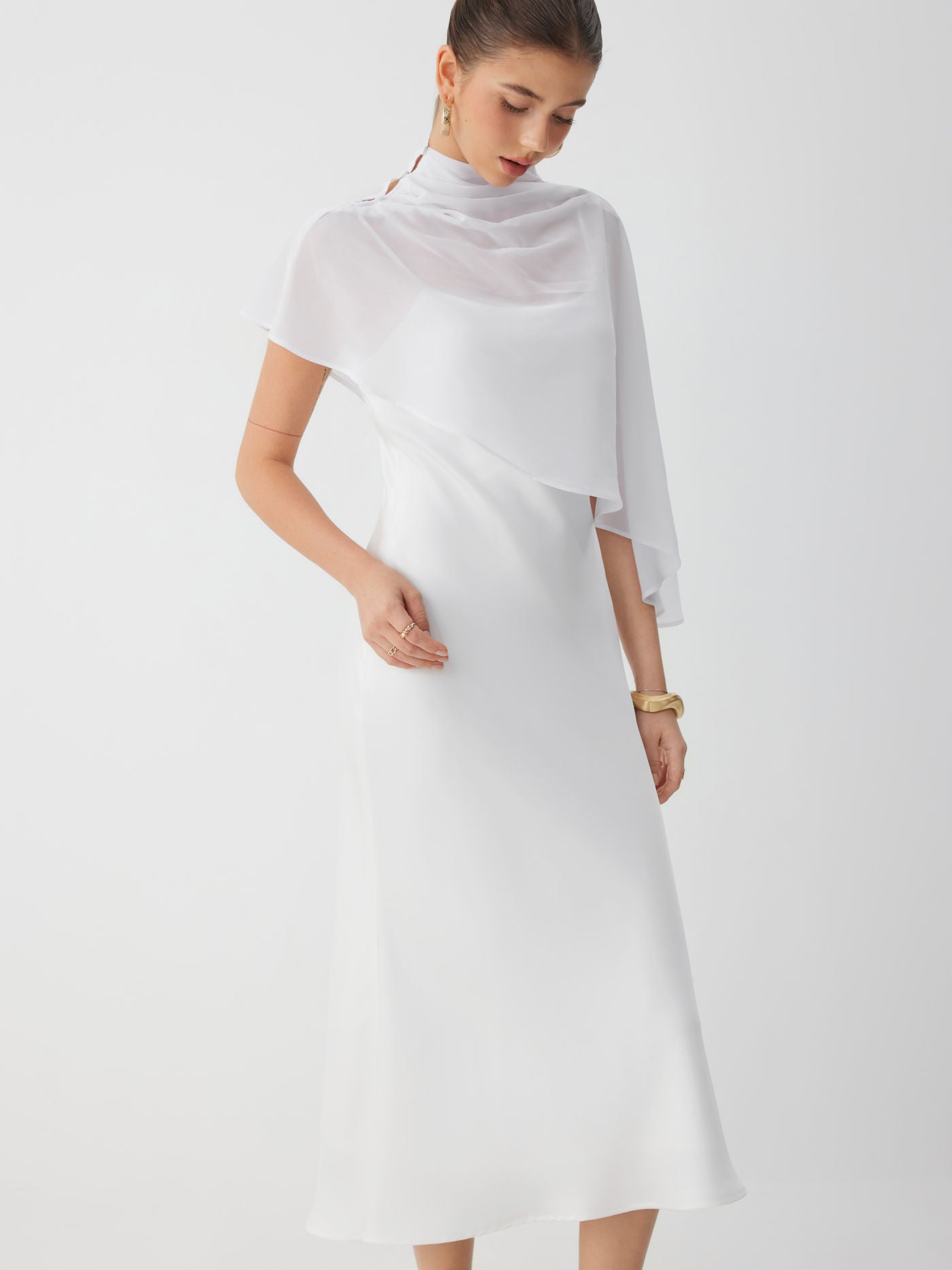 Abito Maxi in Raso con Collo Alto e Maniche a Mantella - Bianco