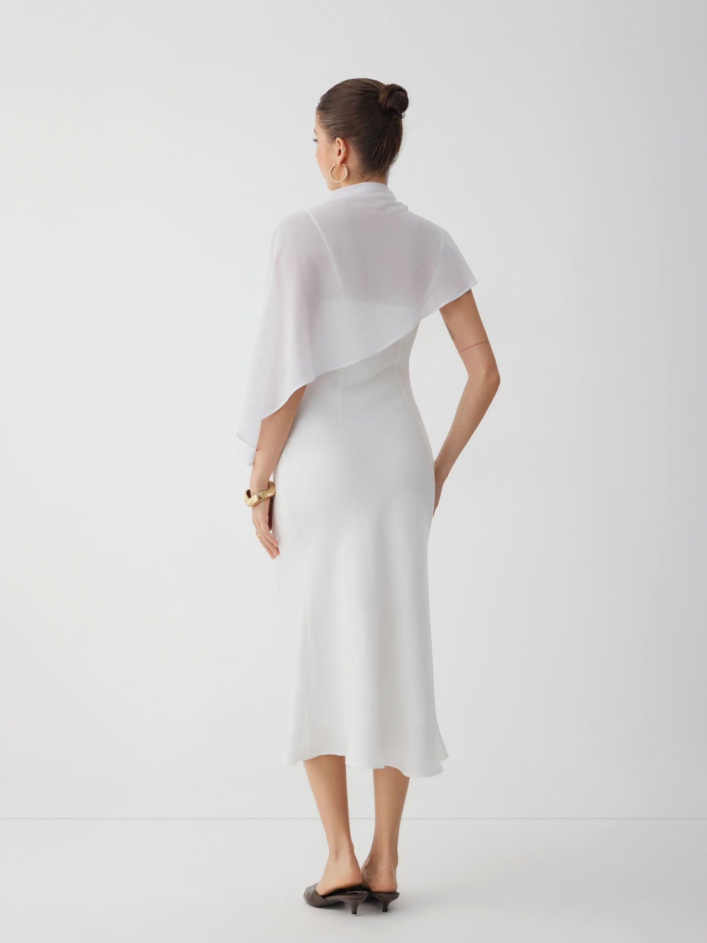 Abito Maxi in Raso con Collo Alto e Maniche a Mantella - Bianco