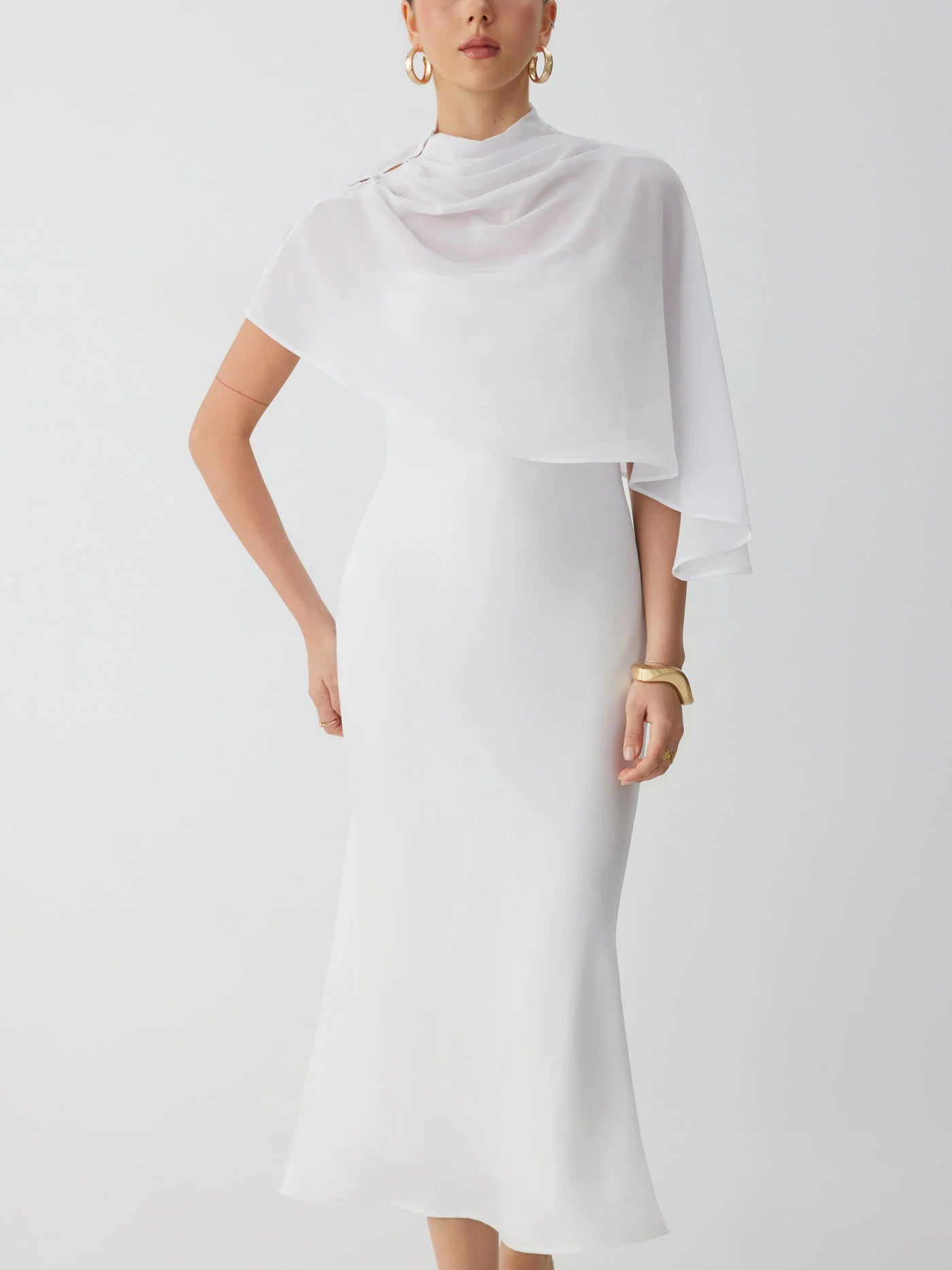 Abito Maxi in Raso con Collo Alto e Maniche a Mantella - Bianco