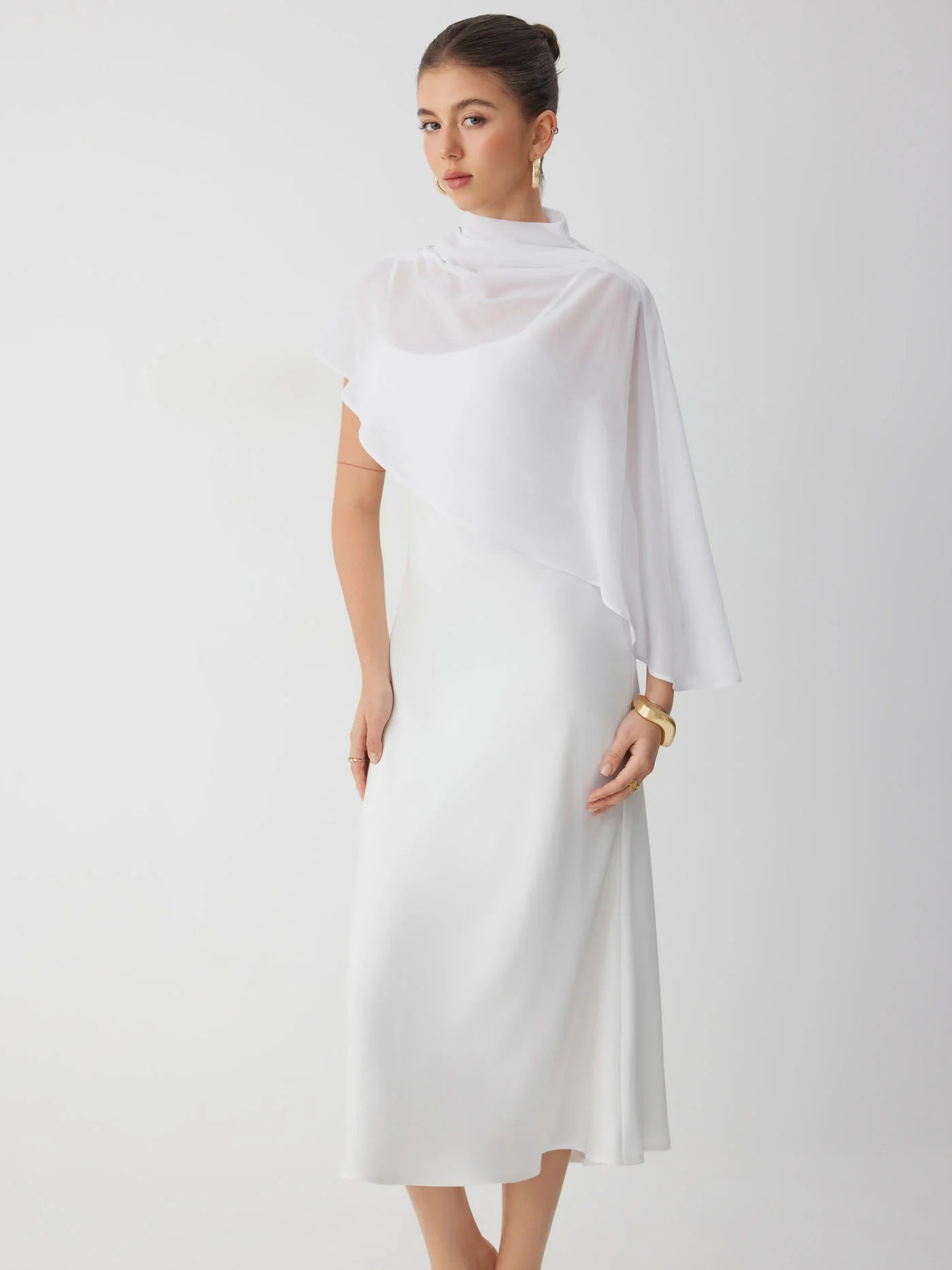 Abito Maxi in Raso con Collo Alto e Maniche a Mantella - Bianco