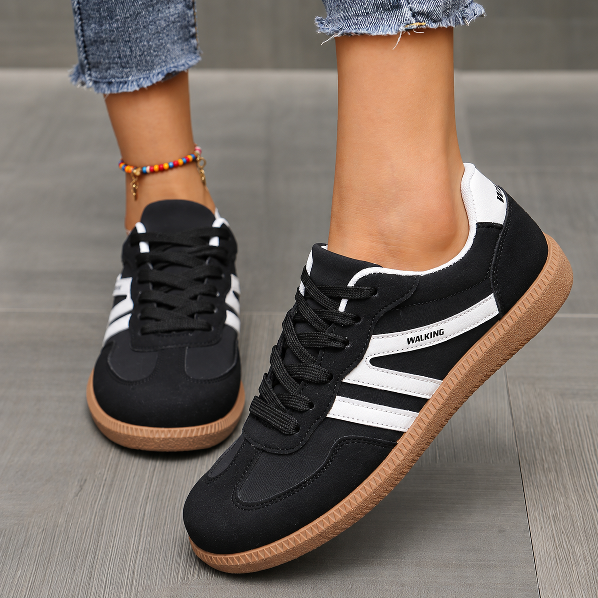 Sneakers Briony nero indossate, vista 2