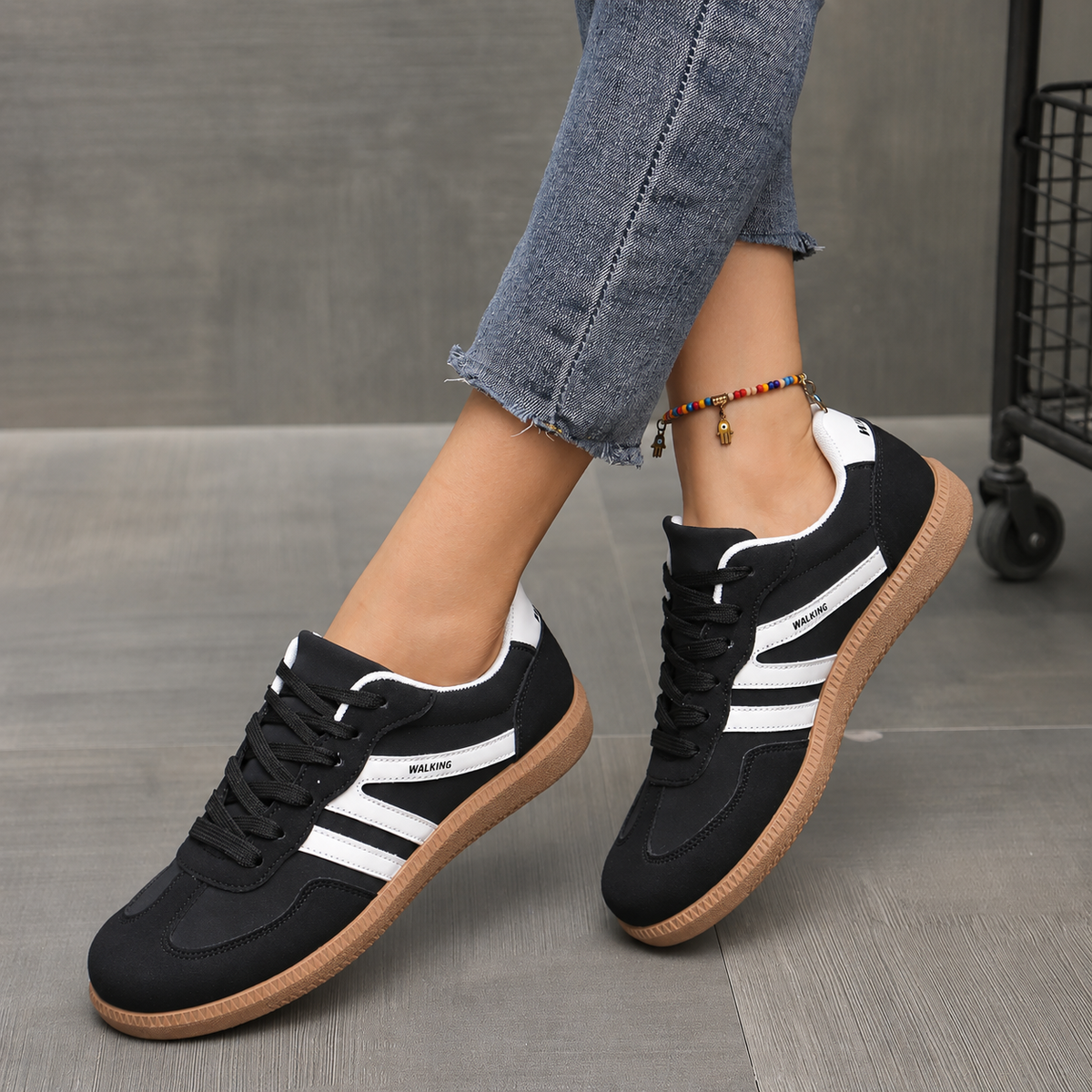 Sneakers Briony nero indossate, vista 10