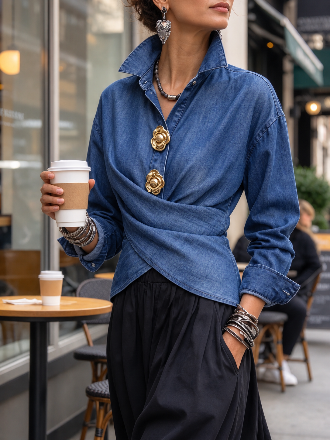 Camicia in Denim Incrociata con Bottoni Floreali - immagine 2