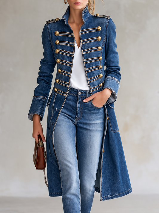 Cappotto lungo in denim blu délavé con alamari e bottoni dorati, vista frontale