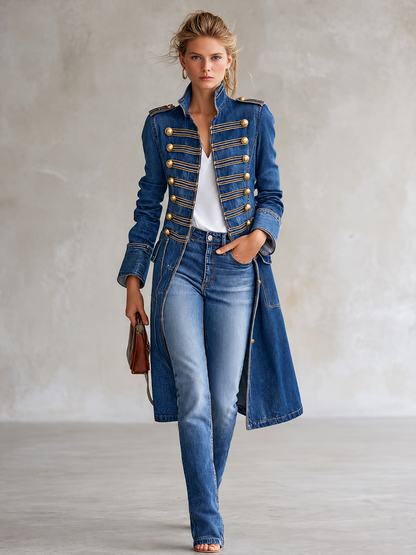 Cappotto lungo in denim blu délavé con alamari e bottoni dorati, figura intera