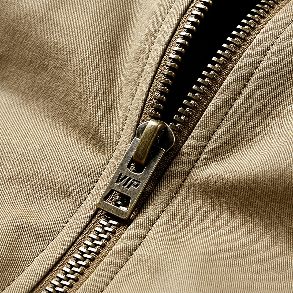 Dettaglio della zip della giacca bomber vintage Castell beige