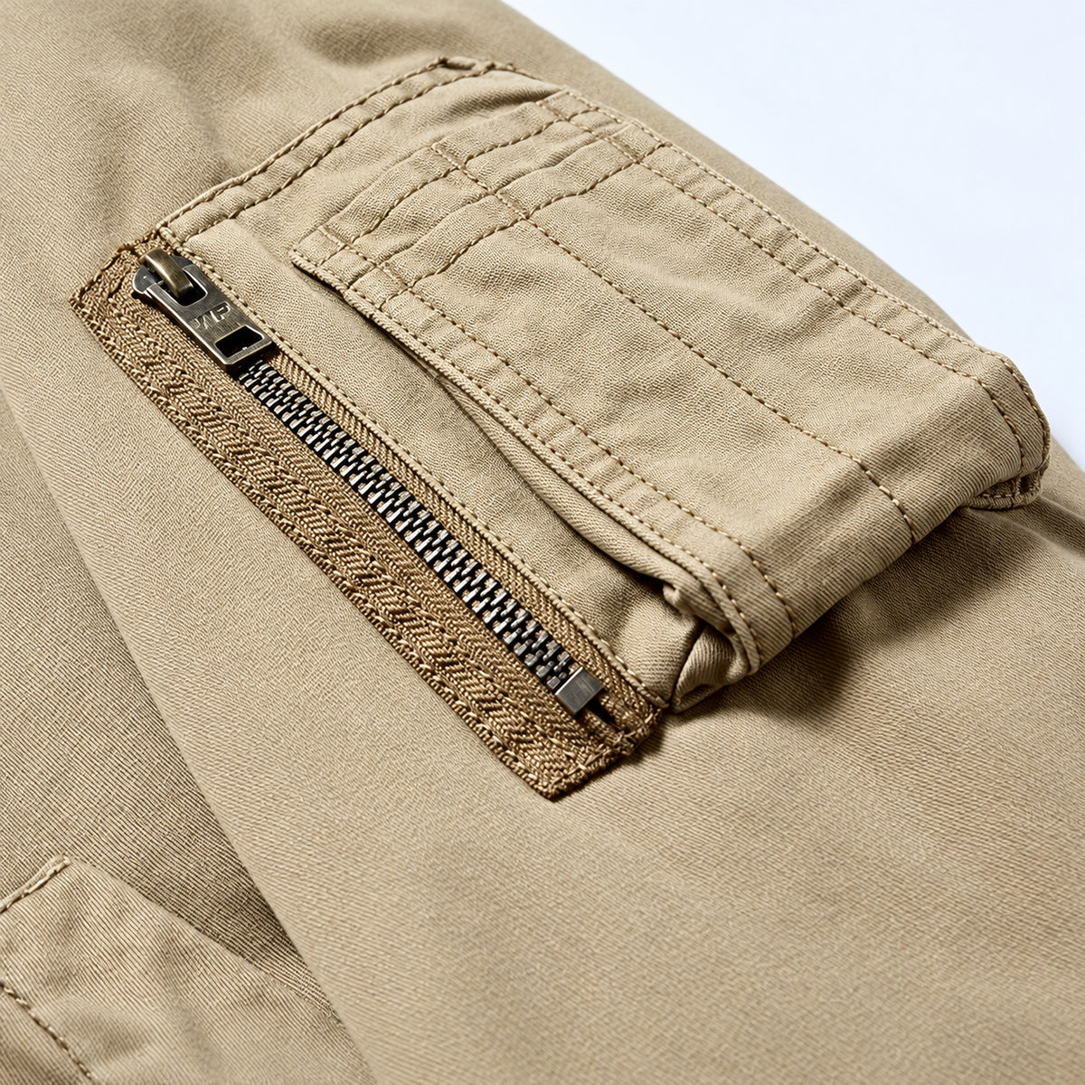 Dettaglio della tasca sulla manica della giacca bomber vintage Castell beige