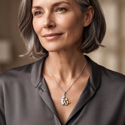 Collana dell’Abbraccio Eterno con gatto, indossata da donna