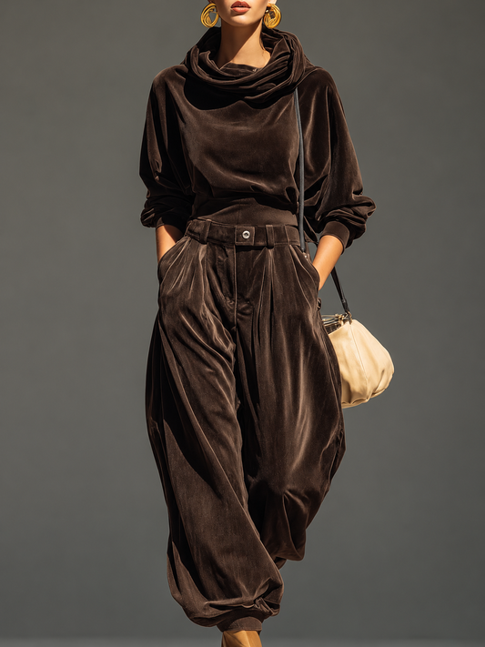 Completo vintage in velluto con cappuccio e pantaloni ampi (cintura inclusa), vista 1