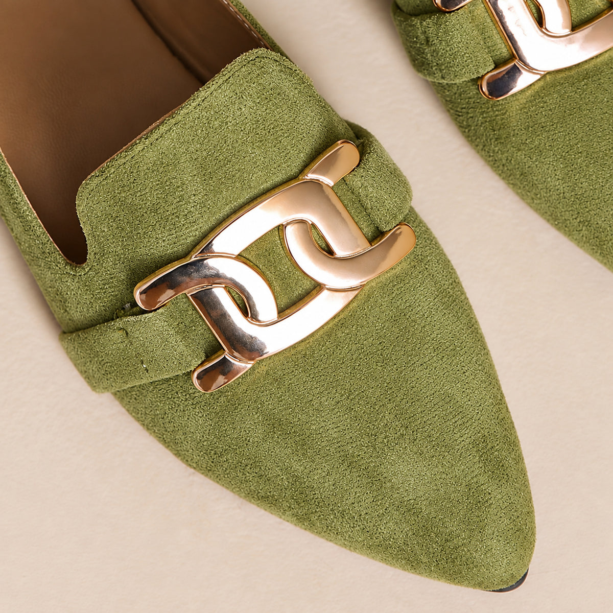 Dettaglio del suede e della fibbia dei mocassini Eterna verde matcha