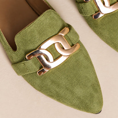 Dettaglio del suede e della fibbia dei mocassini Eterna verde matcha