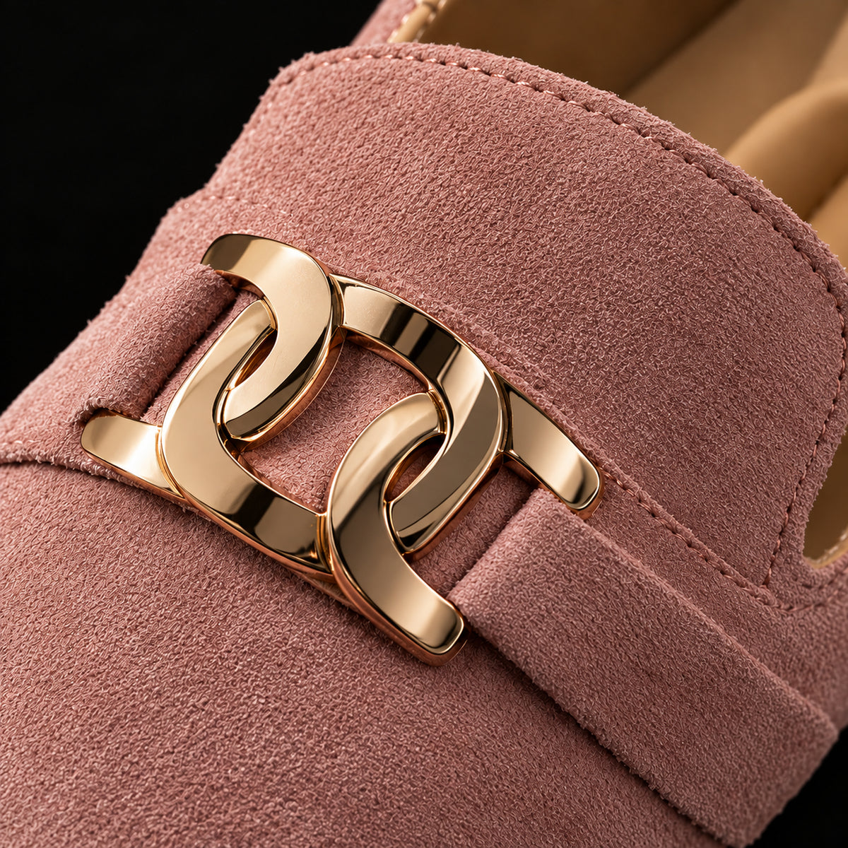Macro dettaglio della fibbia e del suede dei mocassini Eterna rosa