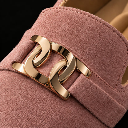Macro dettaglio della fibbia e del suede dei mocassini Eterna rosa