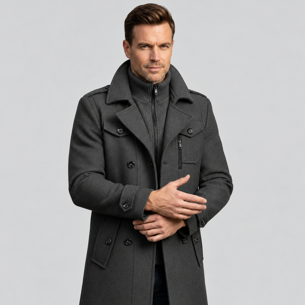 Gkiokas | Modello con cappotto grigio, vista frontale