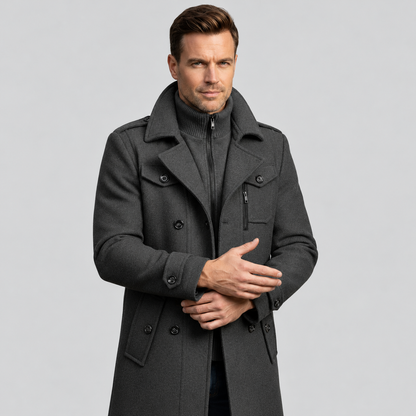 Gkiokas | Modello con cappotto grigio, vista frontale