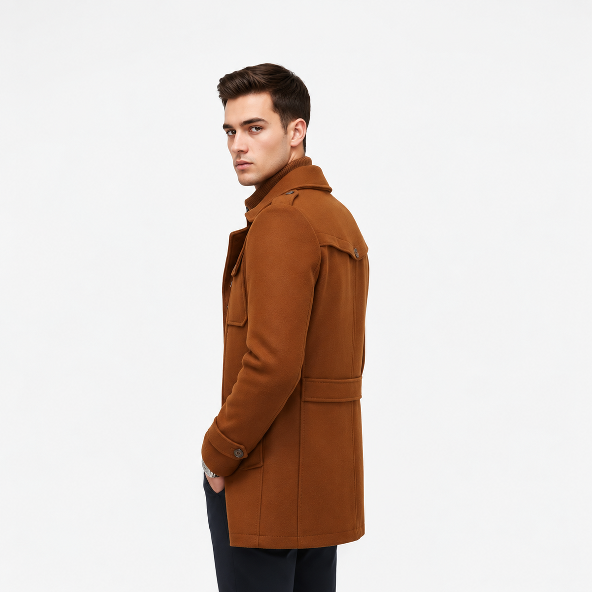 Gkiokas | Modello con cappotto cammello, vista posteriore di tre quarti