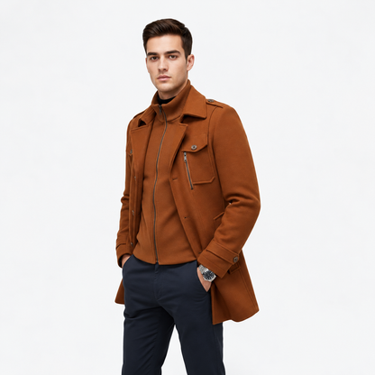 Gkiokas | Modello con cappotto cammello, vista frontale di tre quarti
