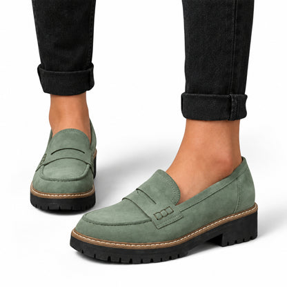 Mocassini Gwen verdi indossati con jeans neri