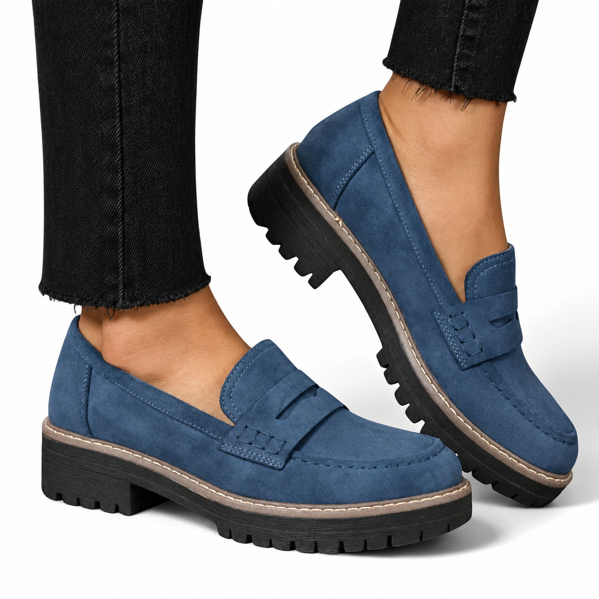Mocassini Gwen blu indossati con jeans neri