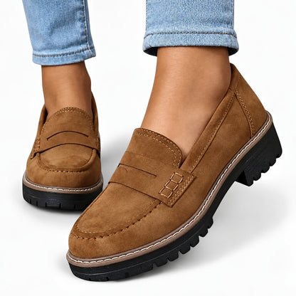 Mocassini Gwen marroni indossati con jeans azzurri