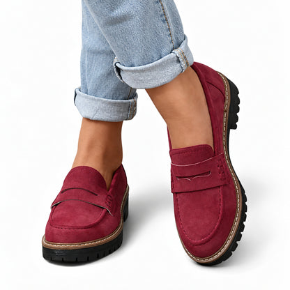 Mocassini Gwen rossi indossati con jeans azzurri