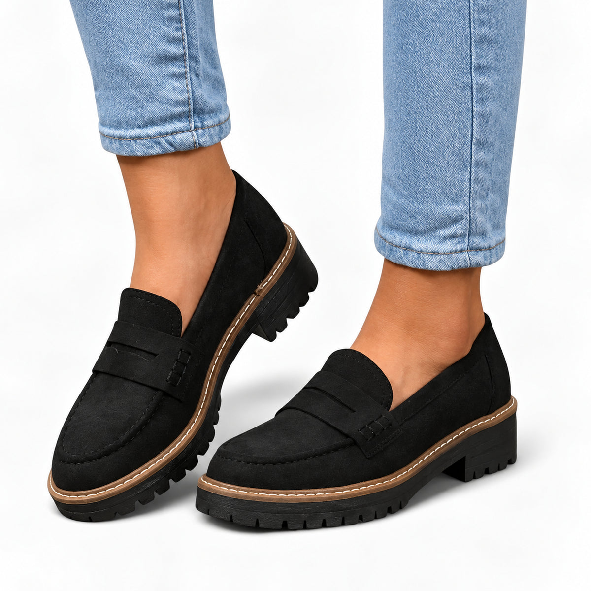 Mocassini Gwen neri indossati con jeans azzurri