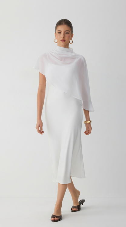 Abito Maxi in Raso con Collo Alto e Maniche a Mantella - Bianco