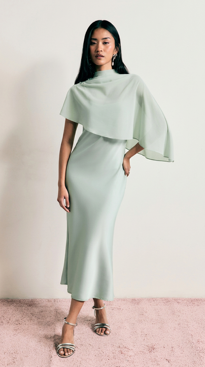Abito Maxi in Raso con Collo Alto e Maniche a Mantella - Verde