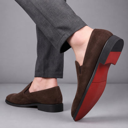 Mocassini Milano Signature in camoscio marrone sigaro indossati con suola rossa