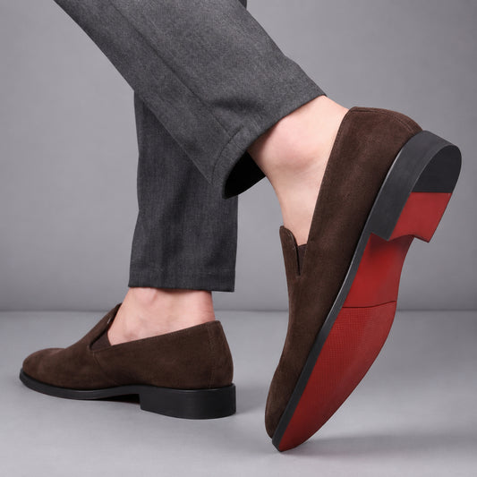 Mocassini Milano Signature in camoscio marrone sigaro indossati con suola rossa