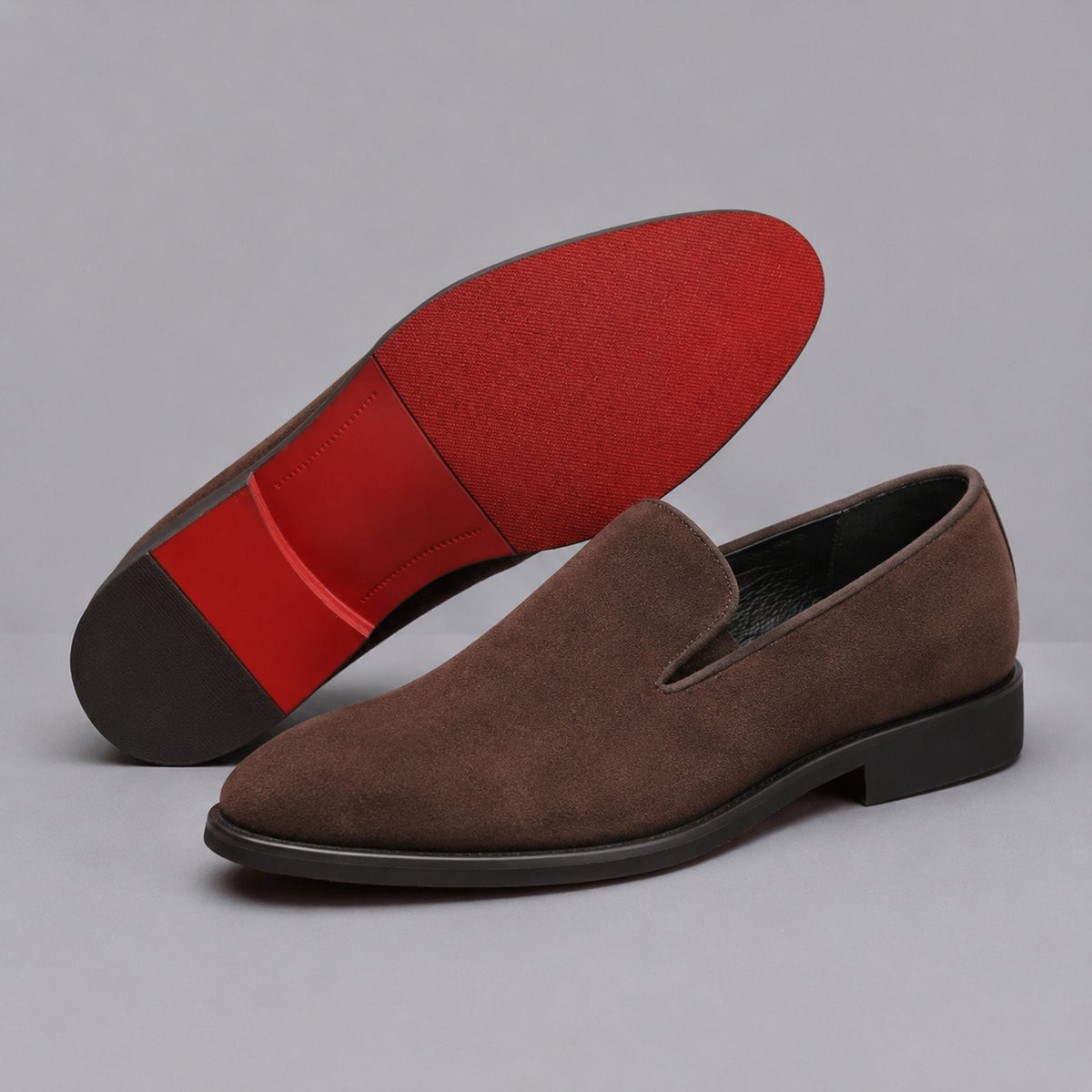 Mocassini Milano Signature in camoscio marrone sigaro vista con suola rossa