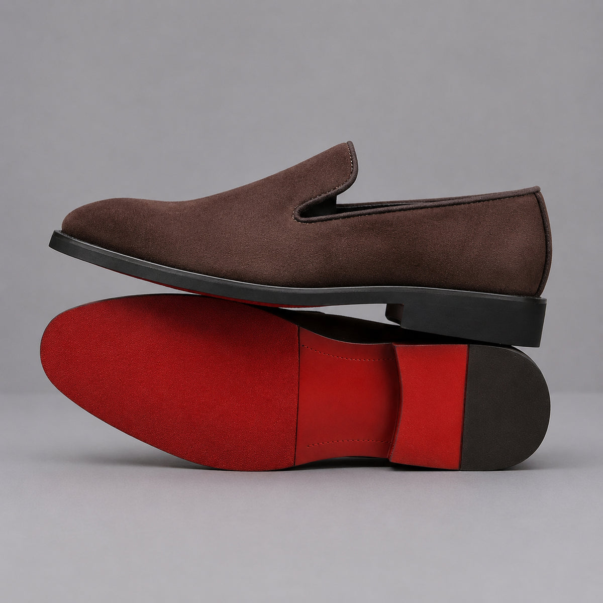 Mocassini Milano Signature in camoscio marrone sigaro vista laterale con suola rossa