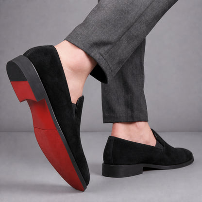 Mocassini Milano Signature in camoscio nero Signature indossati con suola rossa