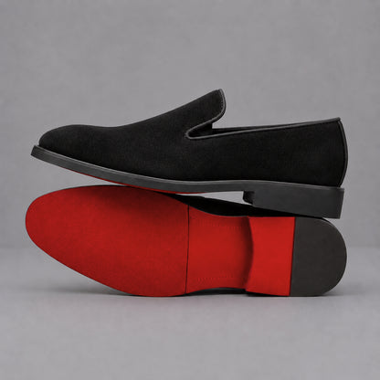 Mocassini Milano Signature in camoscio nero Signature vista laterale con suola rossa