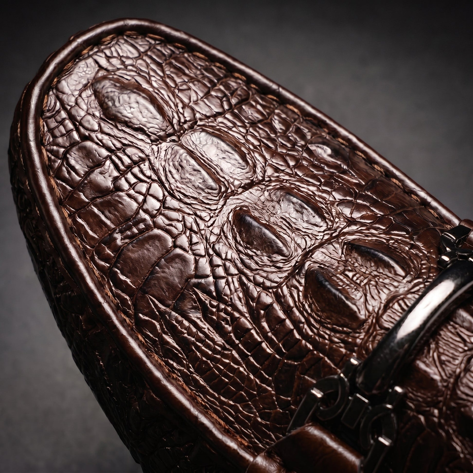 Dettaglio texture mocassini Vareno marrone