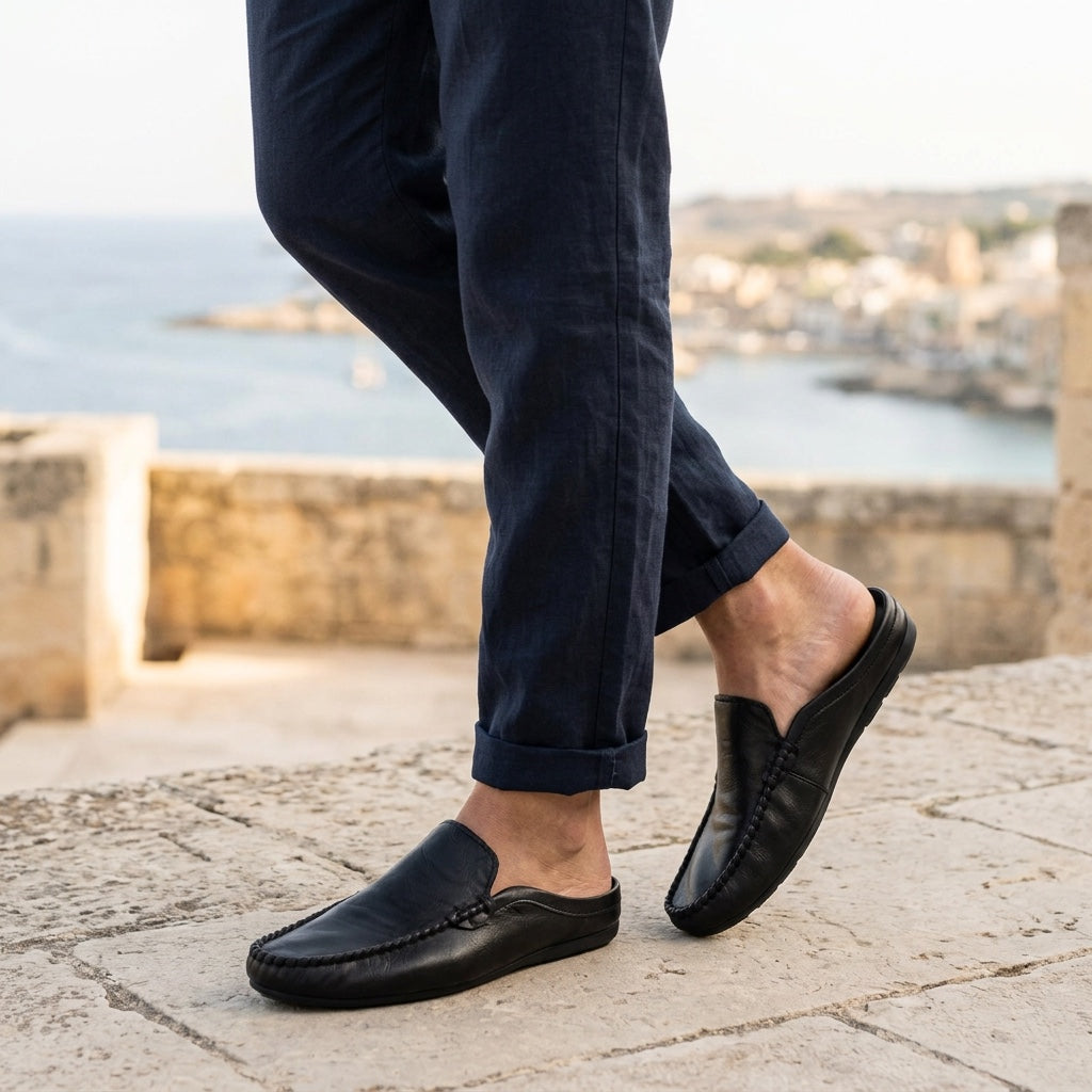 Mocassino Mule Cetara nero indossato all’aperto