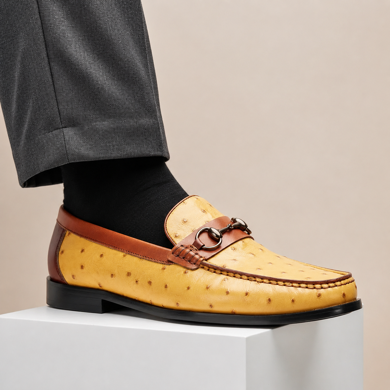Mocassino Orvani giallo in pelle – modello indossato