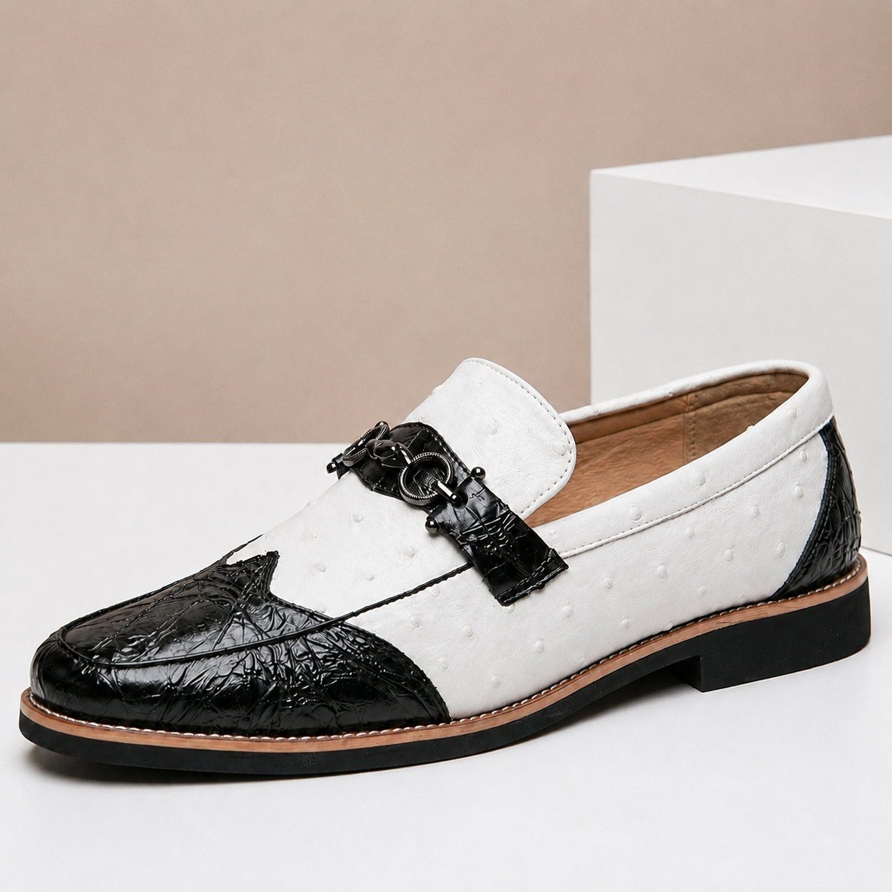 Mocassino Renzo bianco e nero in vera pelle – vista laterale