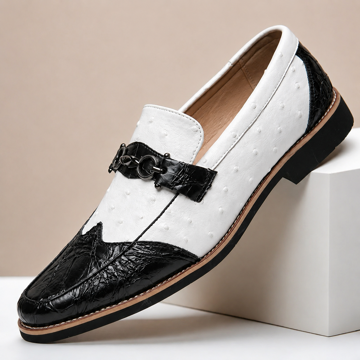 Mocassino Renzo bianco e nero in vera pelle – vista principale