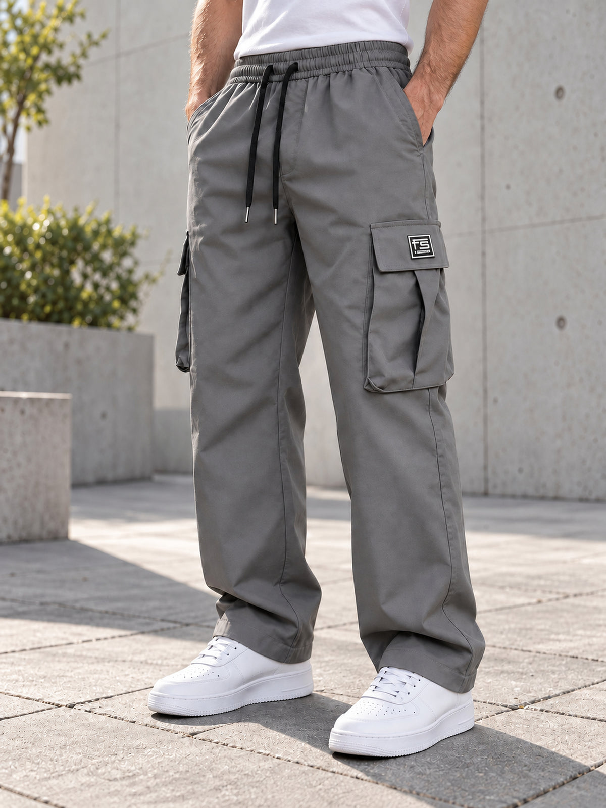 Pantaloni cargo grigio scuro da uomo indossati all’aperto